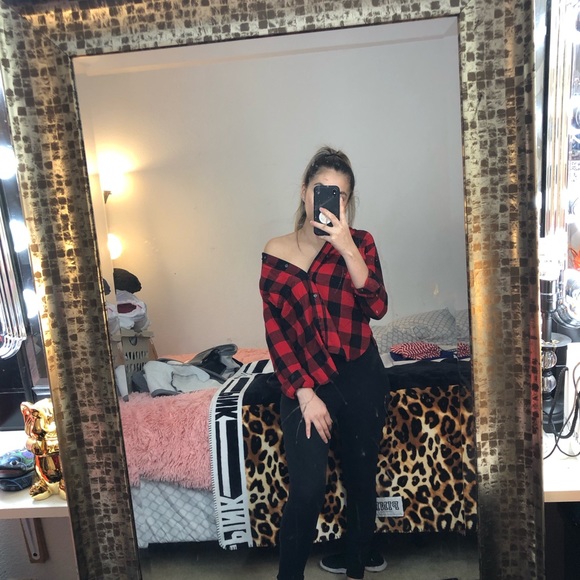 Bundle of two flannels . - Picture 1 of 8